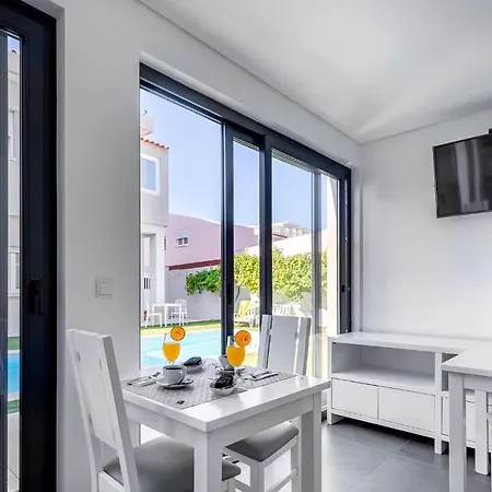 לינה וארוחת בוקר Ilheu 25 House 4*